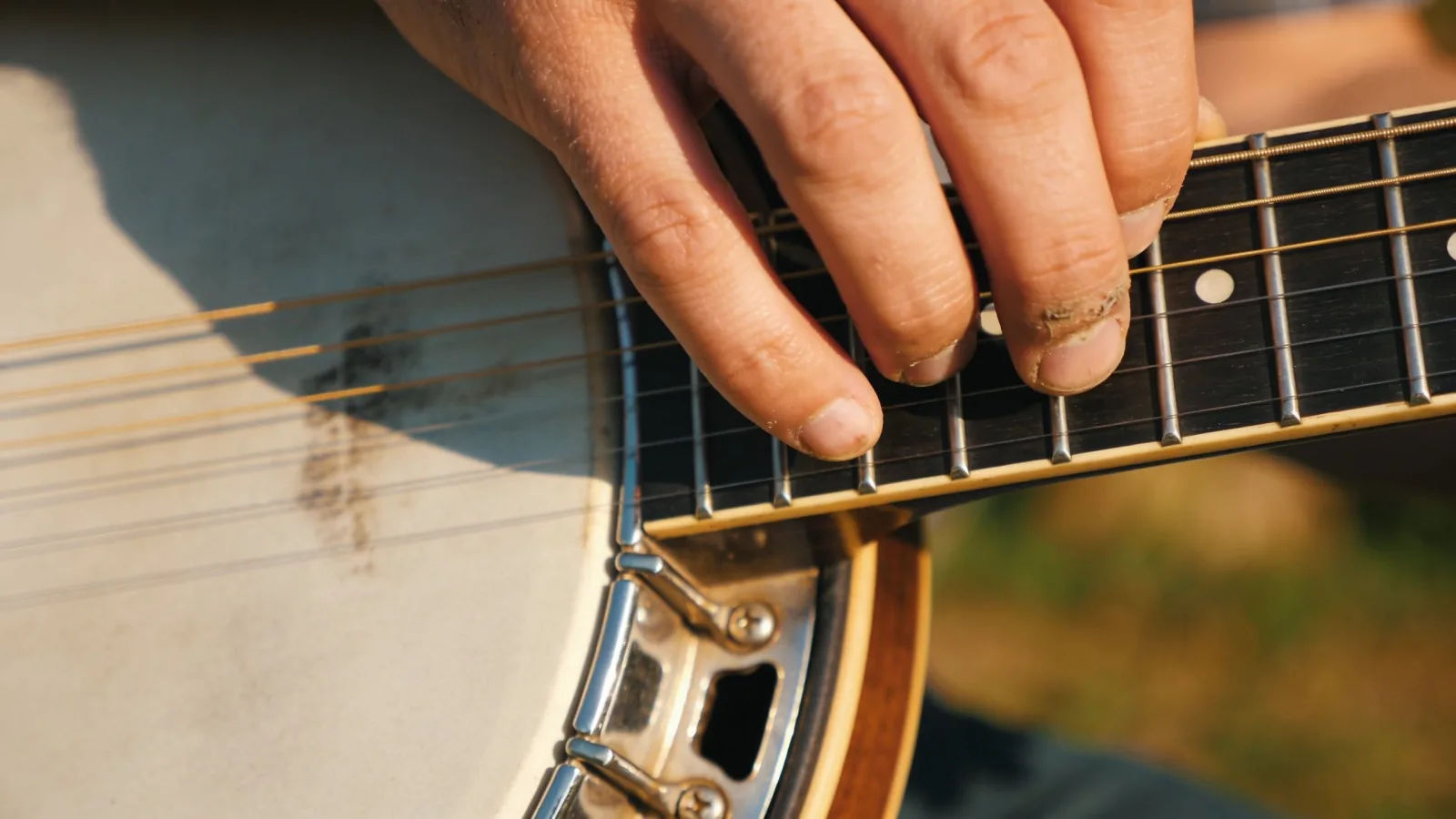 Direct the banjo sound in plain English