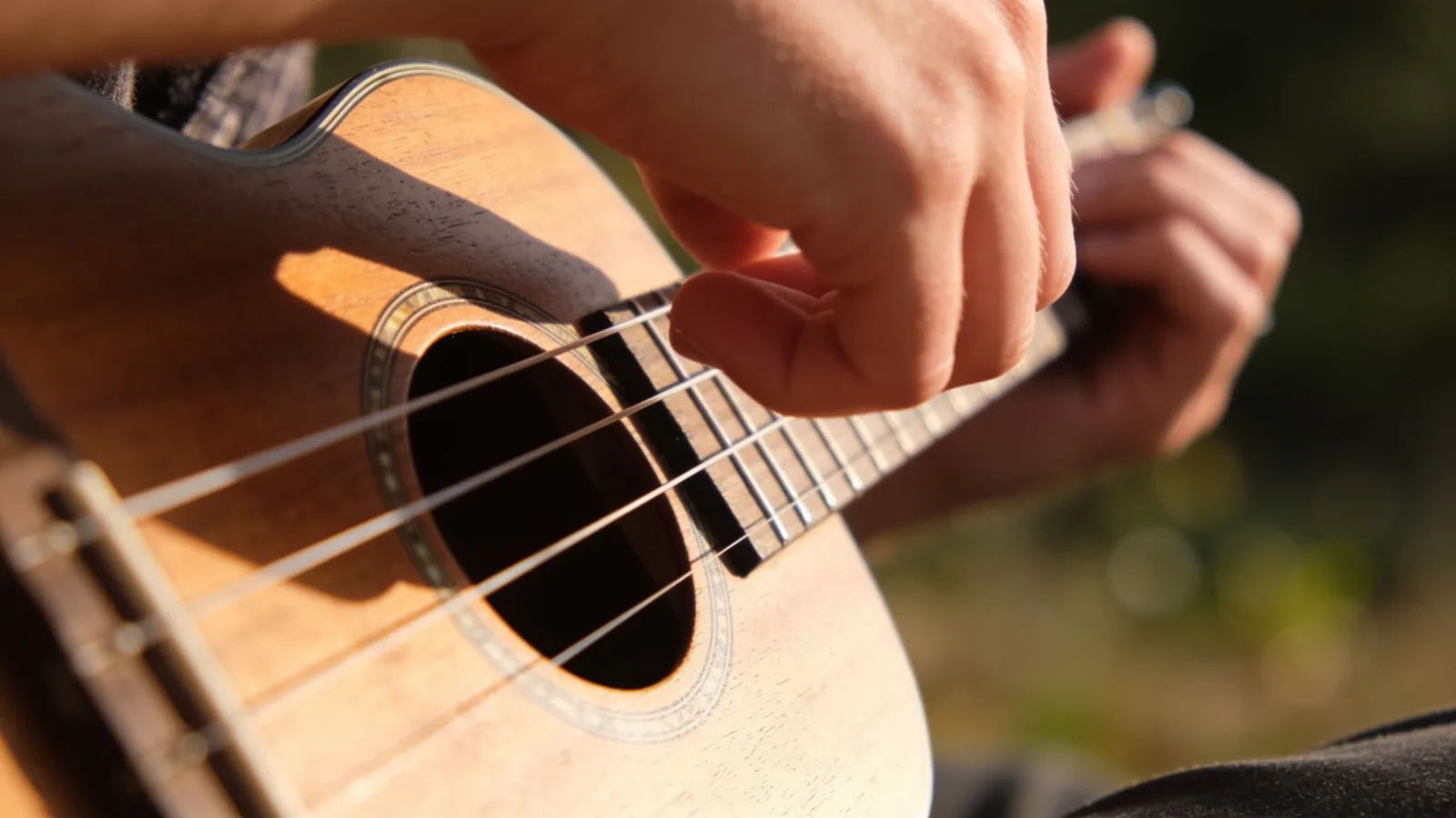 Direct the ukulele sound in plain English