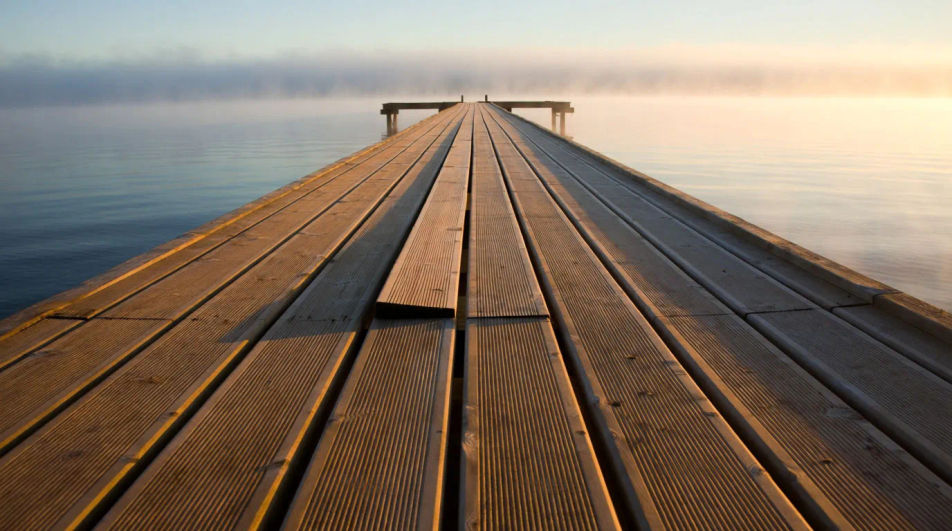 Land a footstep on the dock at the right frame