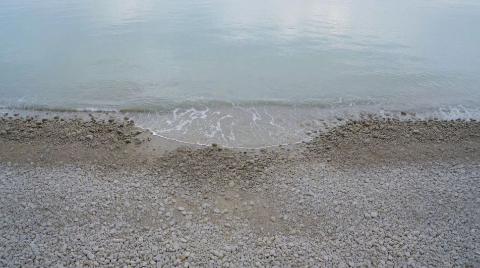 Fill a quiet beach shot without music