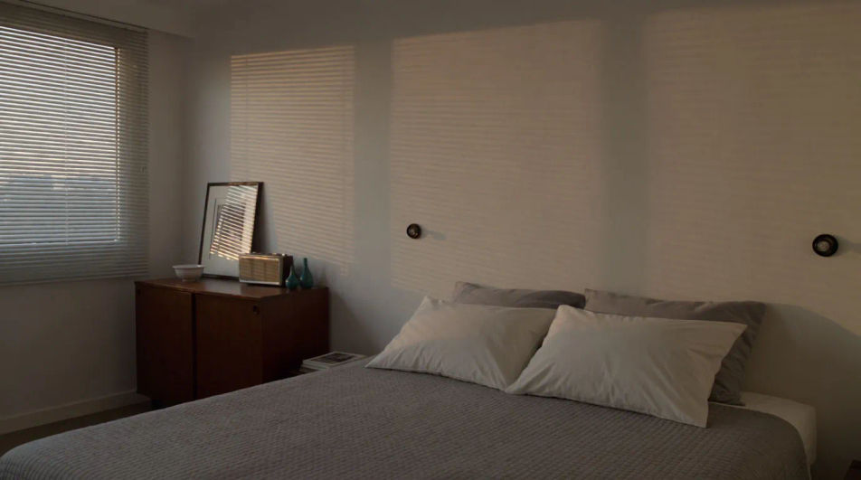 Fill a silent bedroom frame without music