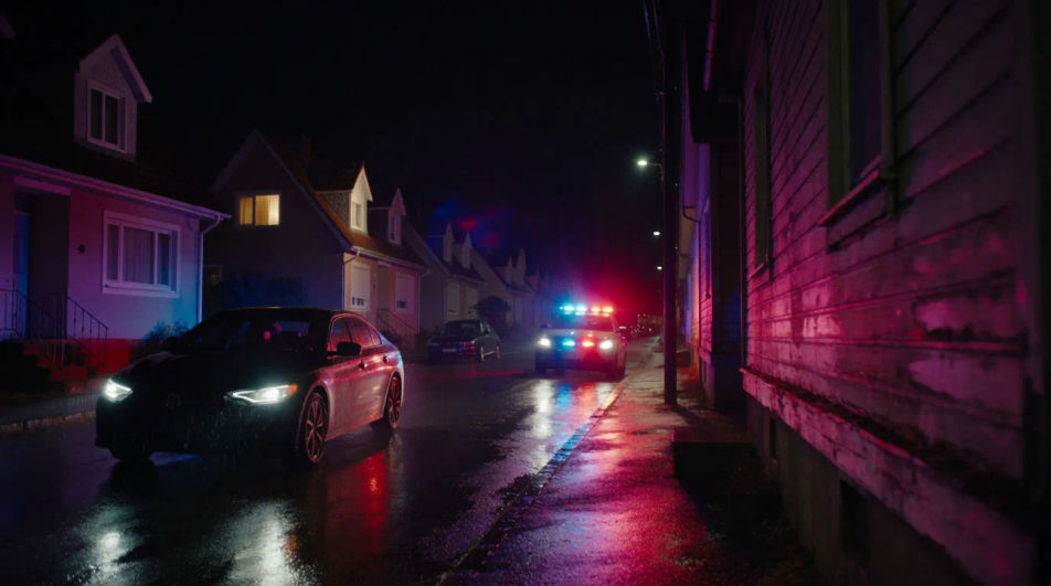 Punctuate the arrival of a patrol car