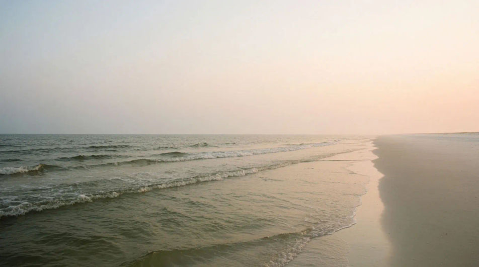 Fill a quiet beach scene without music