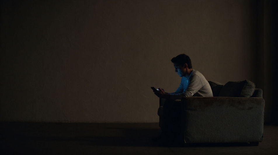 Keep a scene of someone scrolling alive without music
