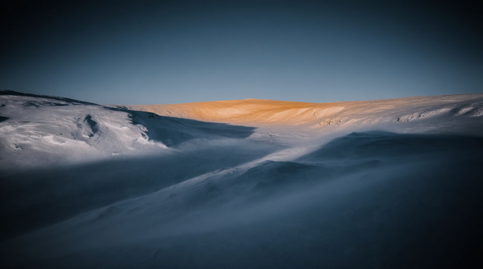 Open a landscape with one held note