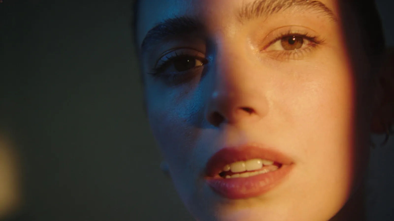 Expressive versatile performer, split warm-cool lighting
