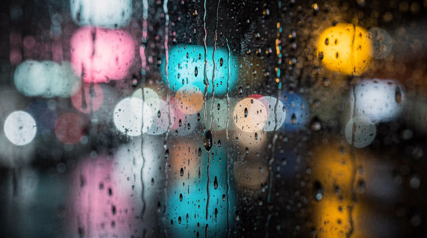 Efecto bokeh: Lluvia en el vidrio