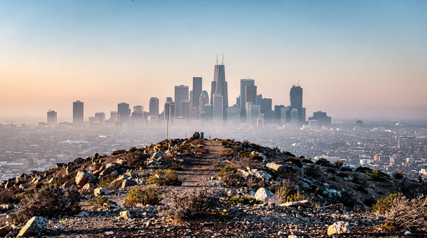 Gran plano general: La ciudad desde el cerro