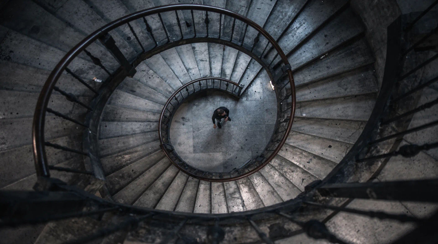 Plano picado: La escalera de caracol