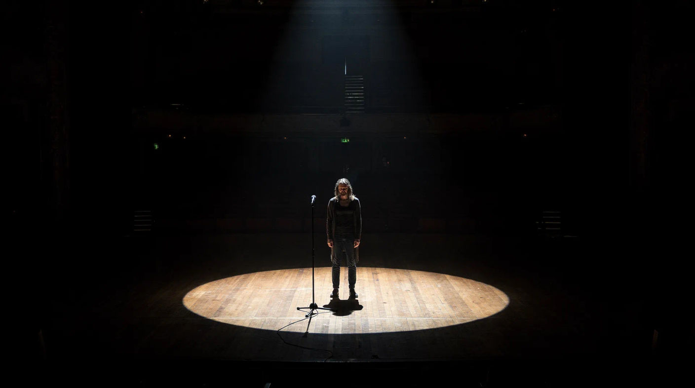 Plano entero: La bailarina de folclor