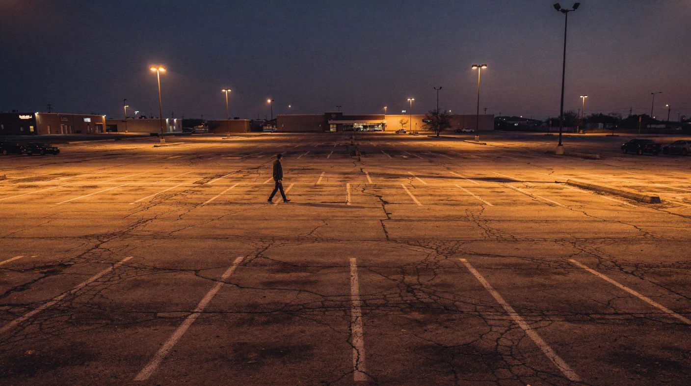 Plano general: El estacionamiento vacío