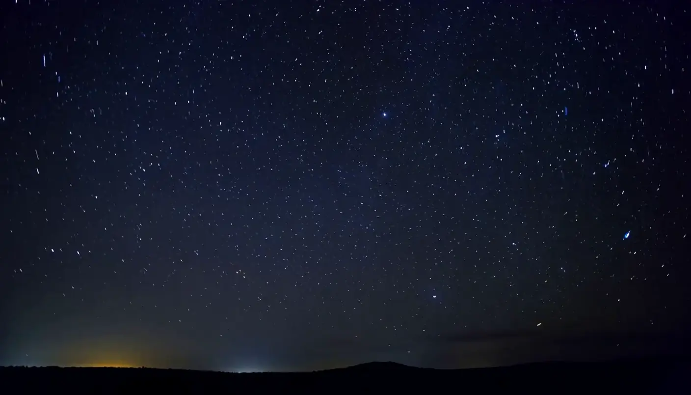 Time-lapse: Estelas de estrellas sobre el volcán