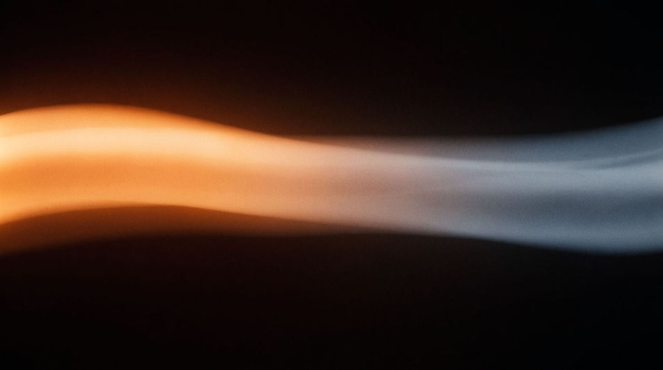 Ein Lichtband, das von warmem Bernstein in kühles Silber übergeht