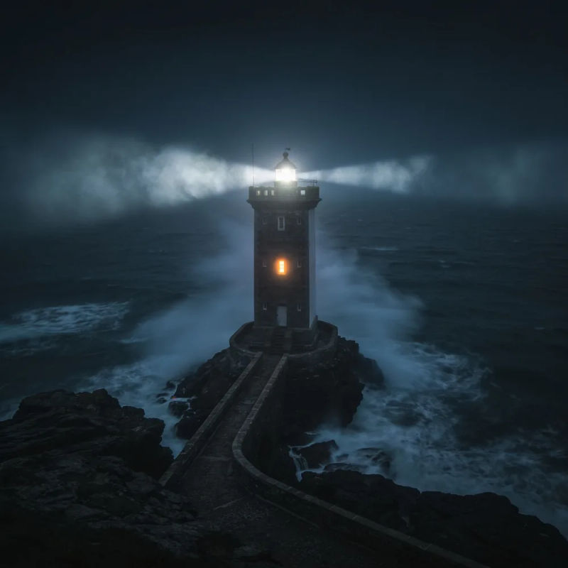 Ein einsamer Leuchtturm auf einer felsigen Landzunge bei Nacht, sein Strahl zieht durch Seenebel
