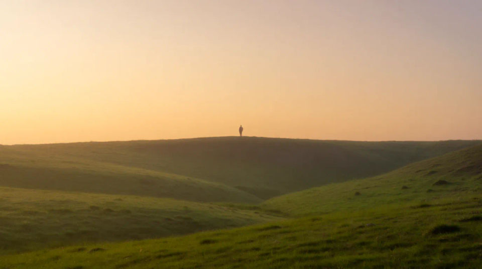 Hügelgebet im Sonnenaufgang