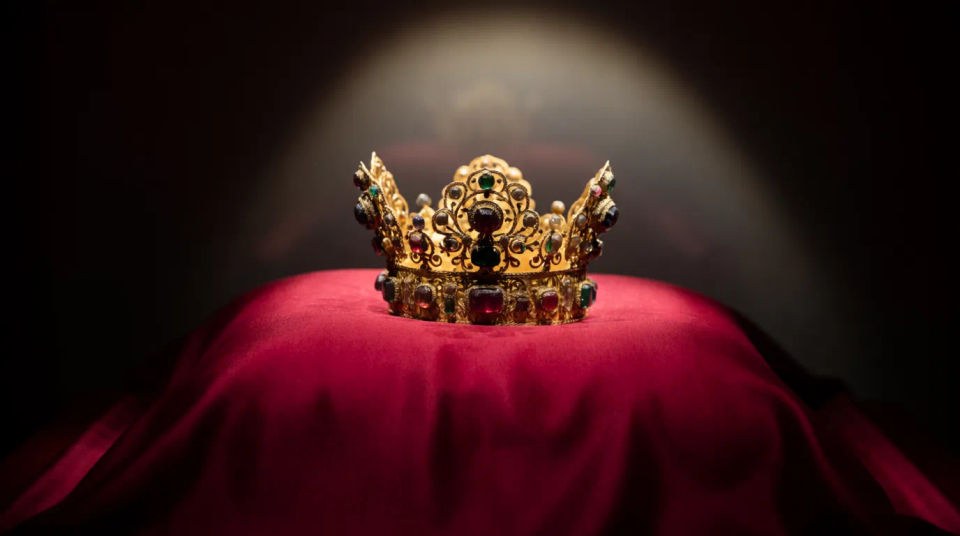 Crown on cushion