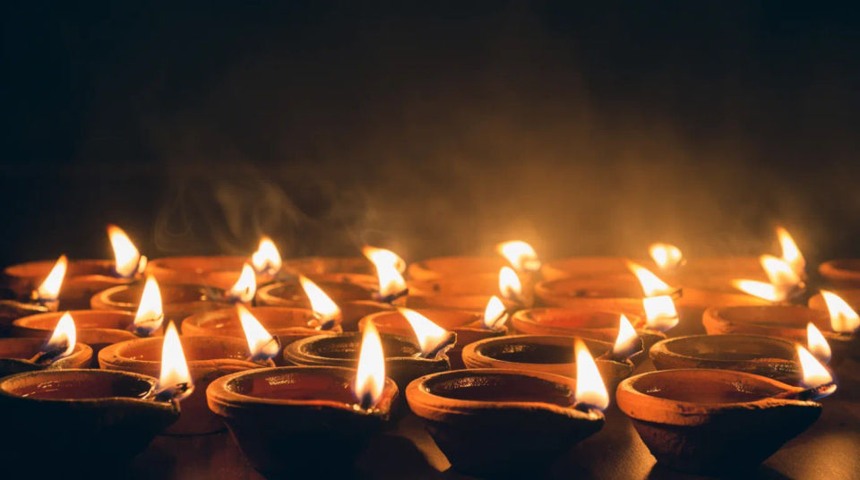Diya-Reihe im Licht