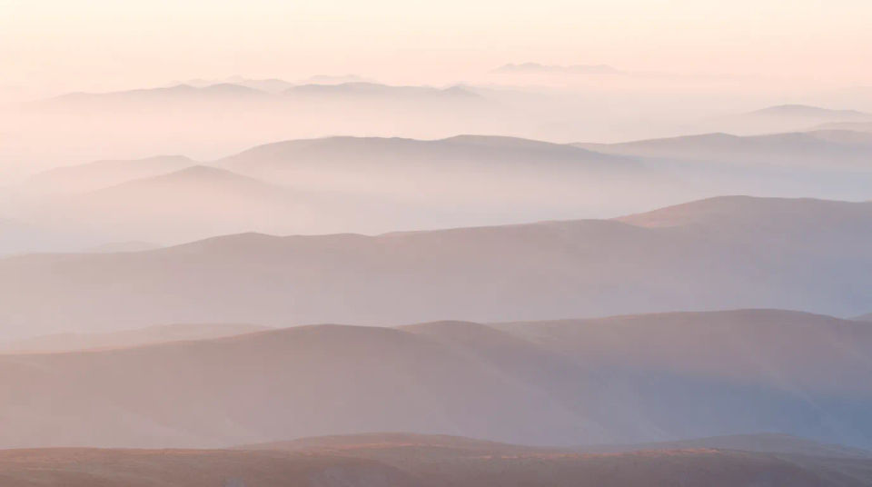 Montañas pastel al amanecer