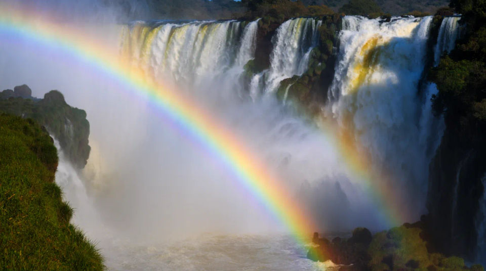 Cascada con arcoíris