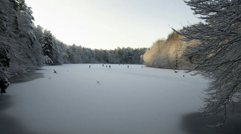 Lago helado y nieve