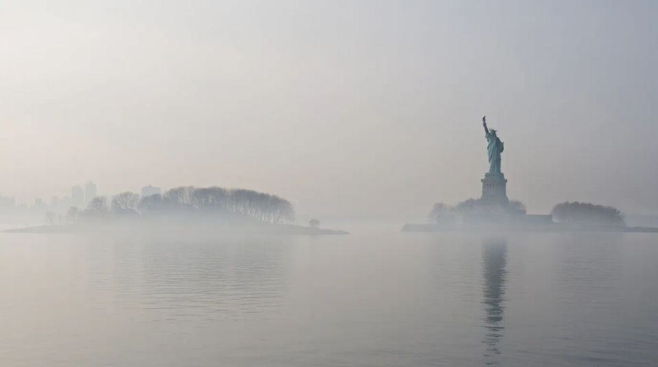 Puerto en una mañana de niebla
