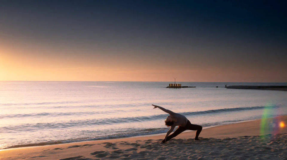 Secuencia en la playa al amanecer
