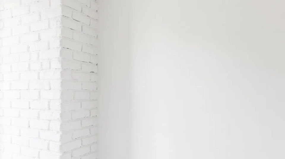 Interior de loft luminoso