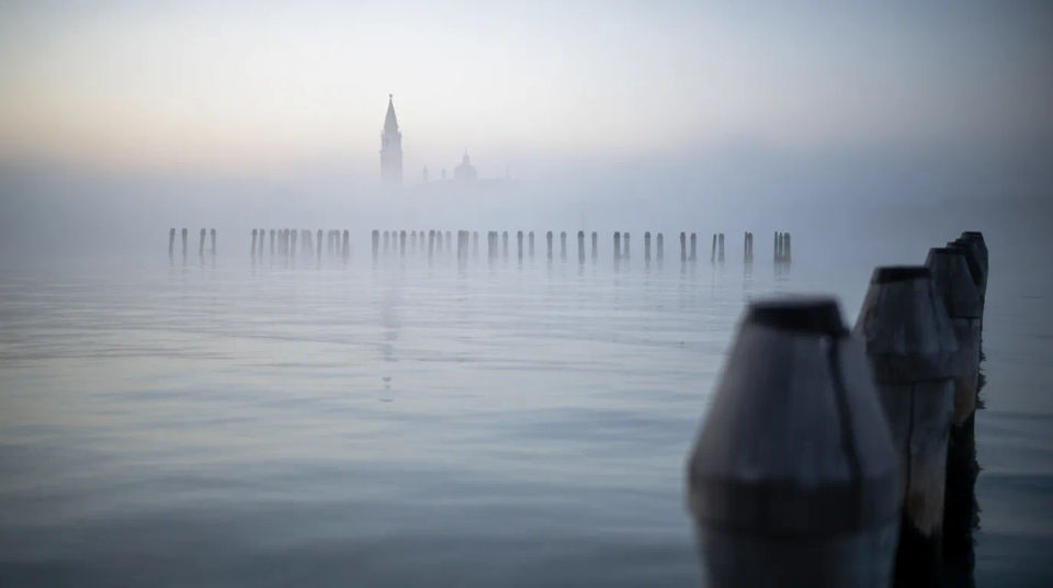 Nebelige Lagune im Morgengrauen