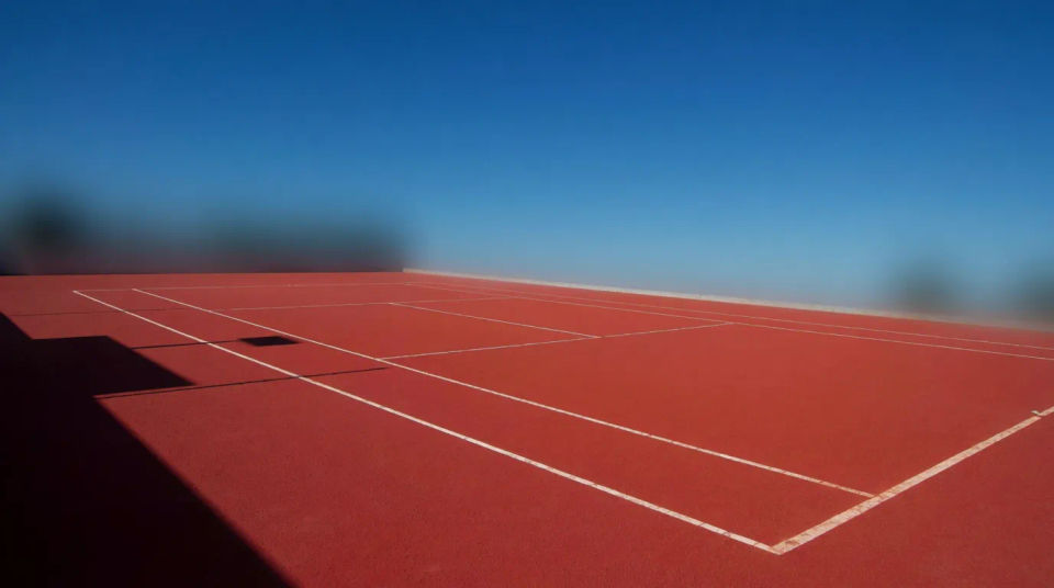 Pista de arcilla amplia