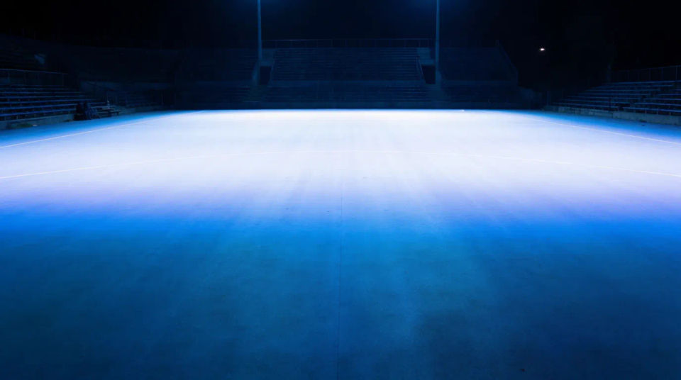 Partido nocturno con luces