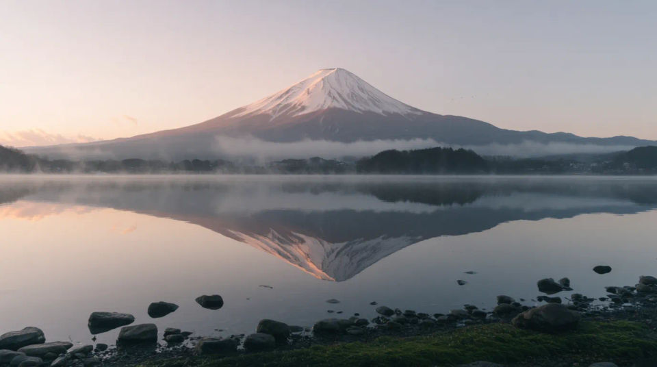 Reflejo en el lago al amanecer