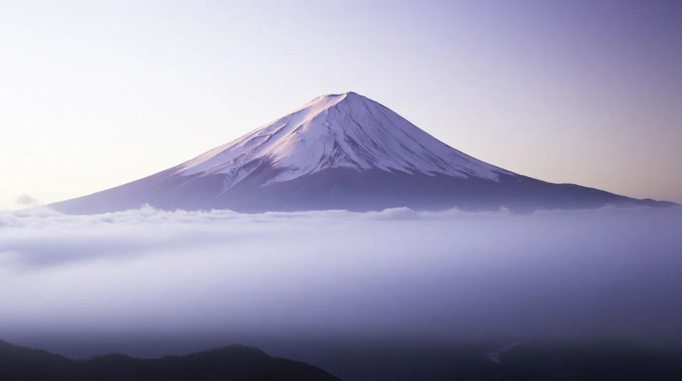 Pico sobre las nubes