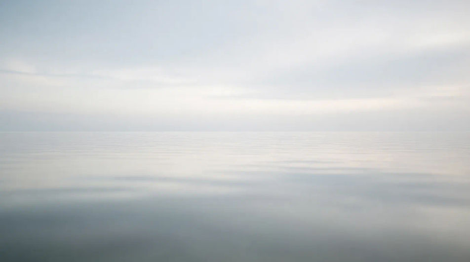 Calm water horizon