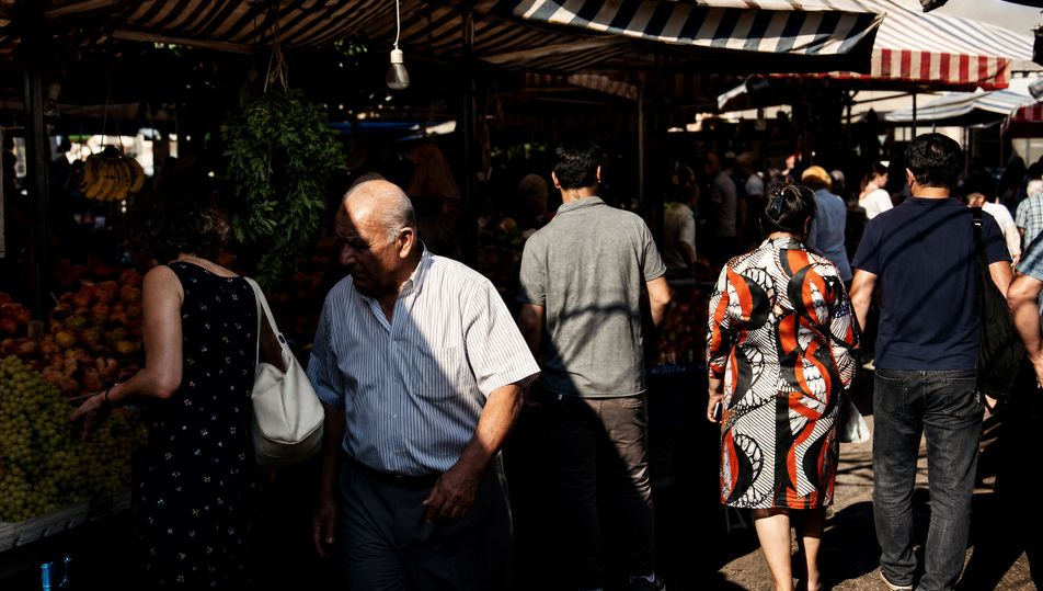 Sonnenbeschienene Marktstraße mit harten Schatten