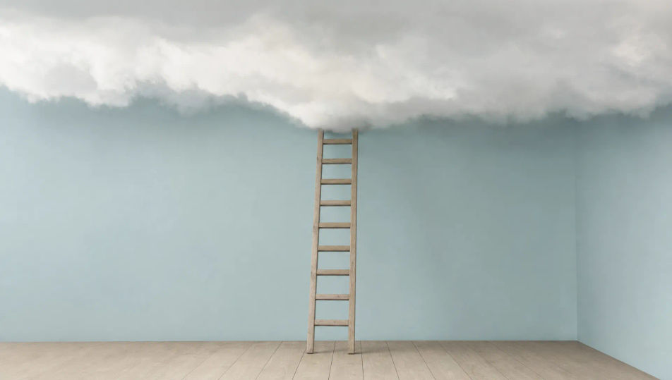 Eine in Wolken aufsteigende Leiter