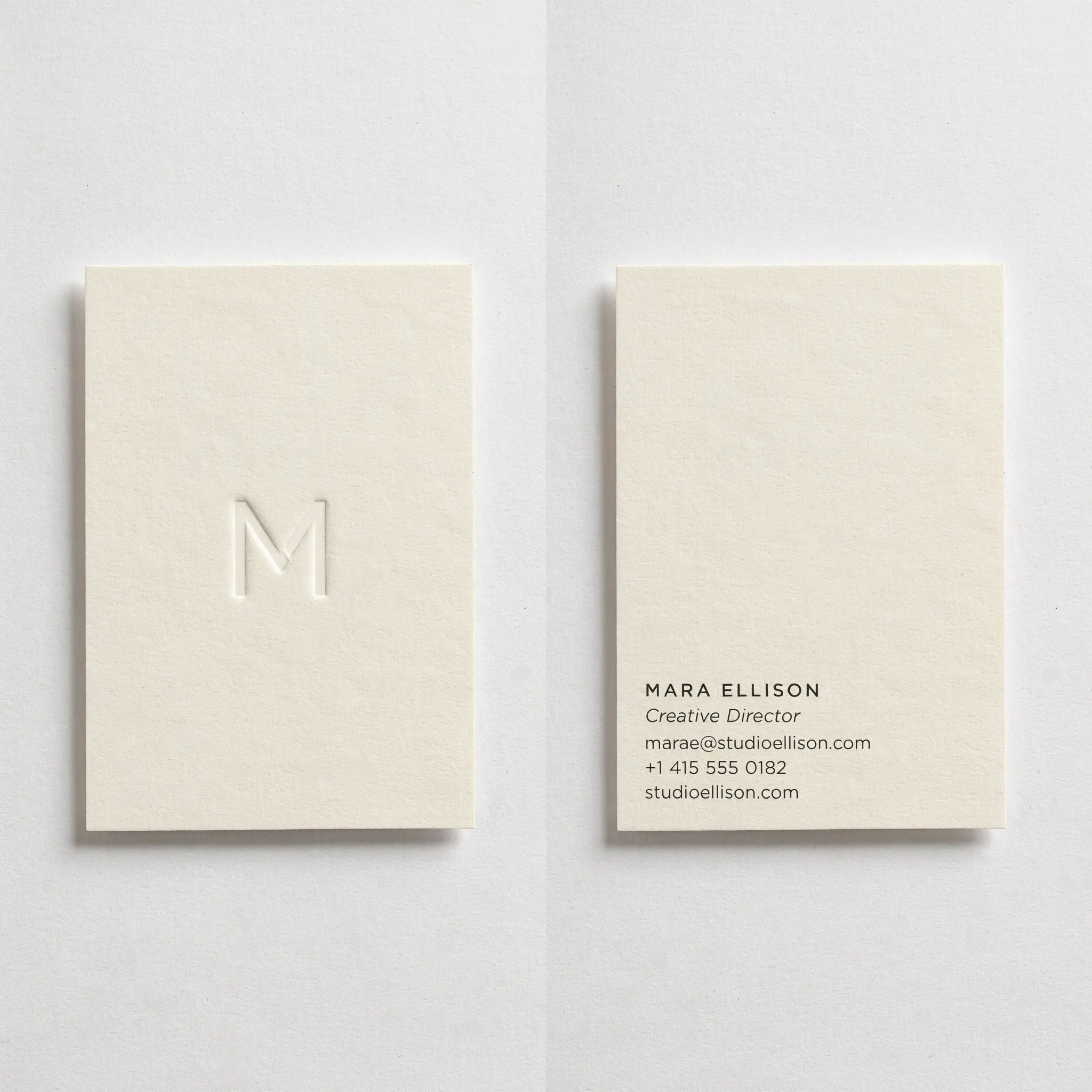 Minimalistische cremefarbene Visitenkarte mit feiner serifenloser Schrift