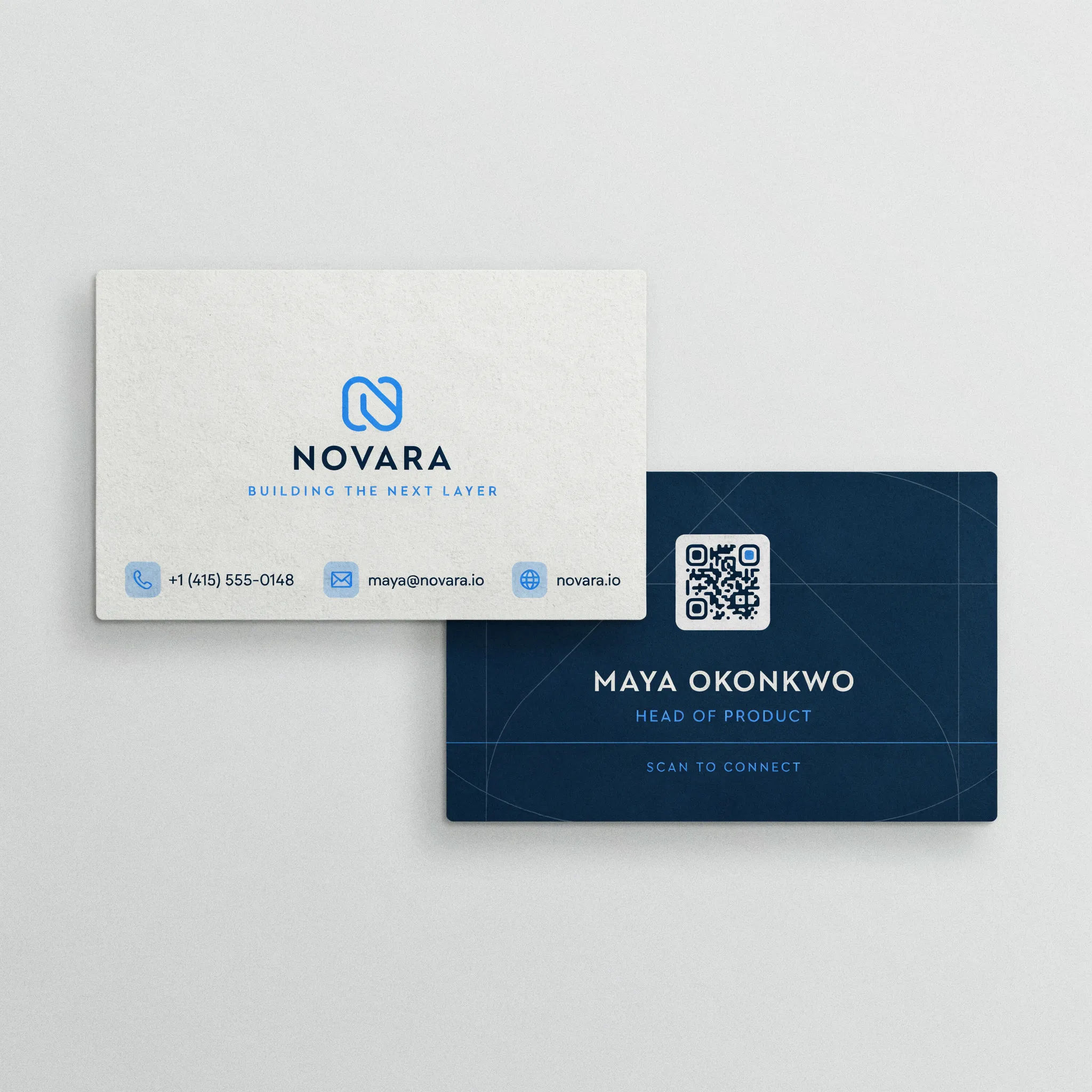 Moderne Tech-Startup-Karte mit blauem Akzent und QR-Code