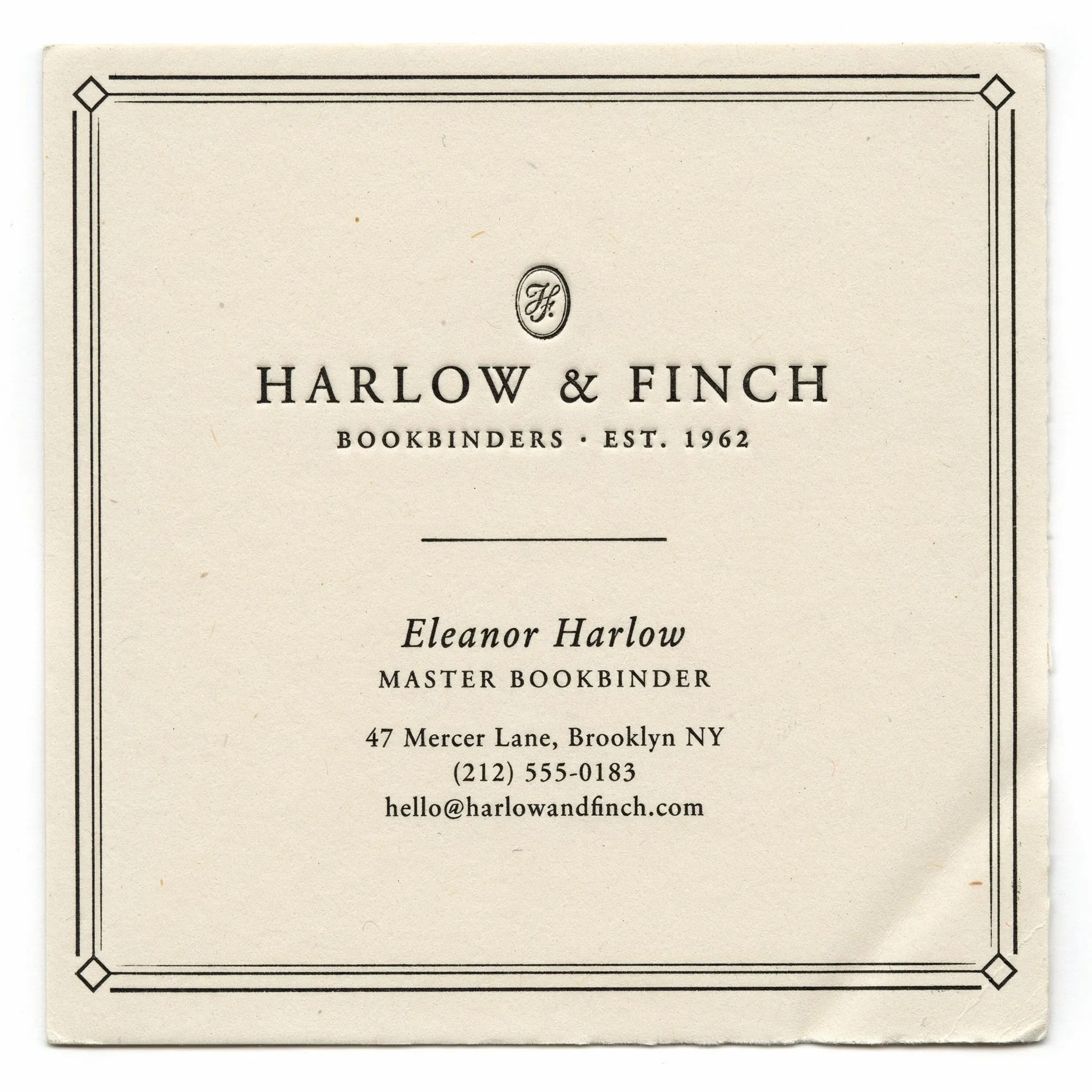 Vintage-Buchdruckkarte mit klassischer Serifenschrift und Rahmen