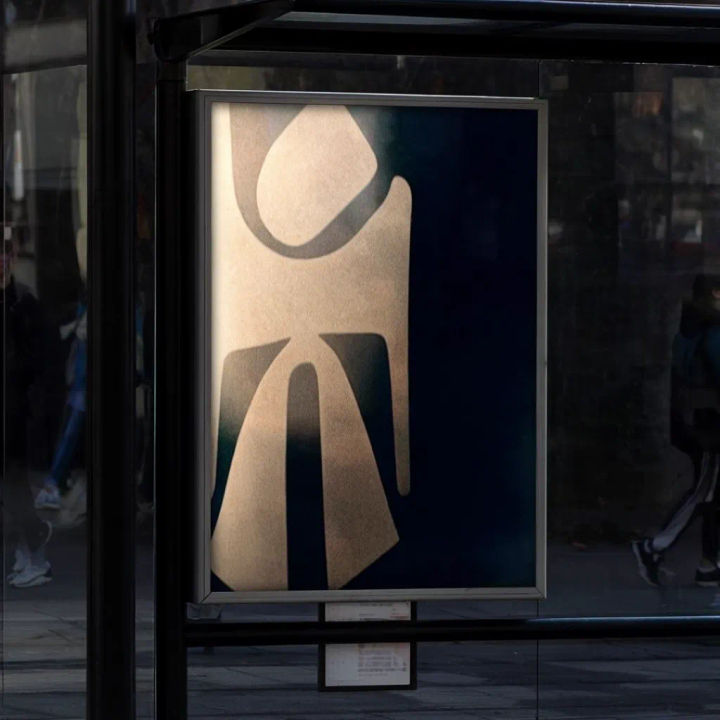 Arte em um painel iluminado de ponto de ônibus em uma calçada