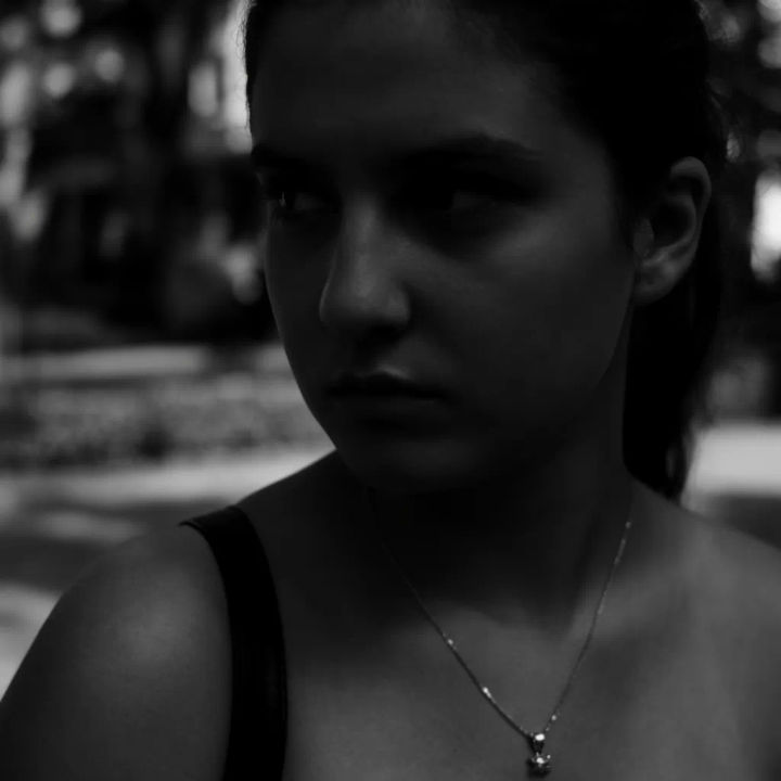 Retrato de uma mulher com o parque ao fundo suavemente fora de foco
