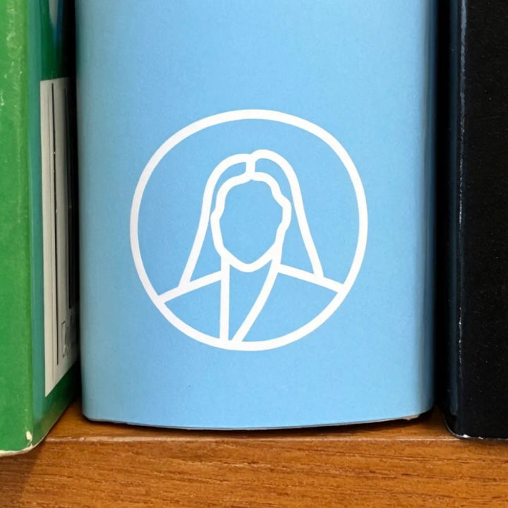 Lombada de livro encaixada numa estante de madeira entre outros livros