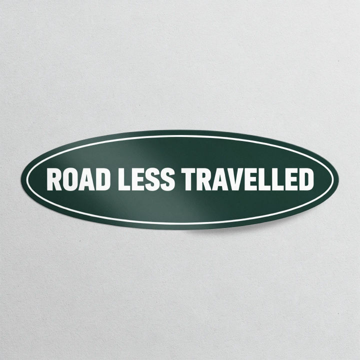 Adesivo oval verde-escuro com um slogan branco em destaque