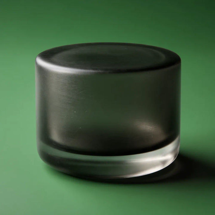 Produto sobre fundo verde de marca liso com reflexos combinados