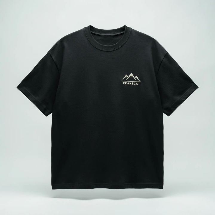Marca do logo estampada no peito de uma camiseta preta