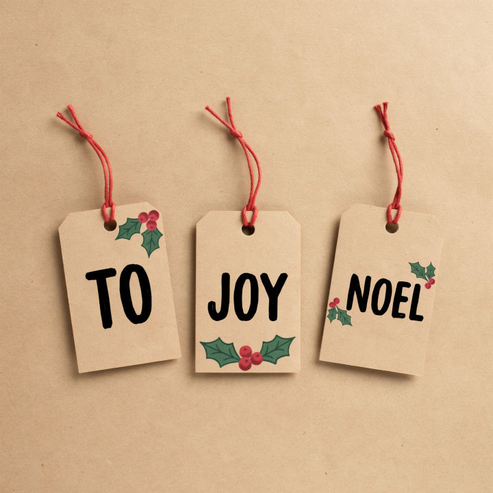 Folha de tags de presente de Natal em kraft marrom com barbante vermelho e palavras fortes