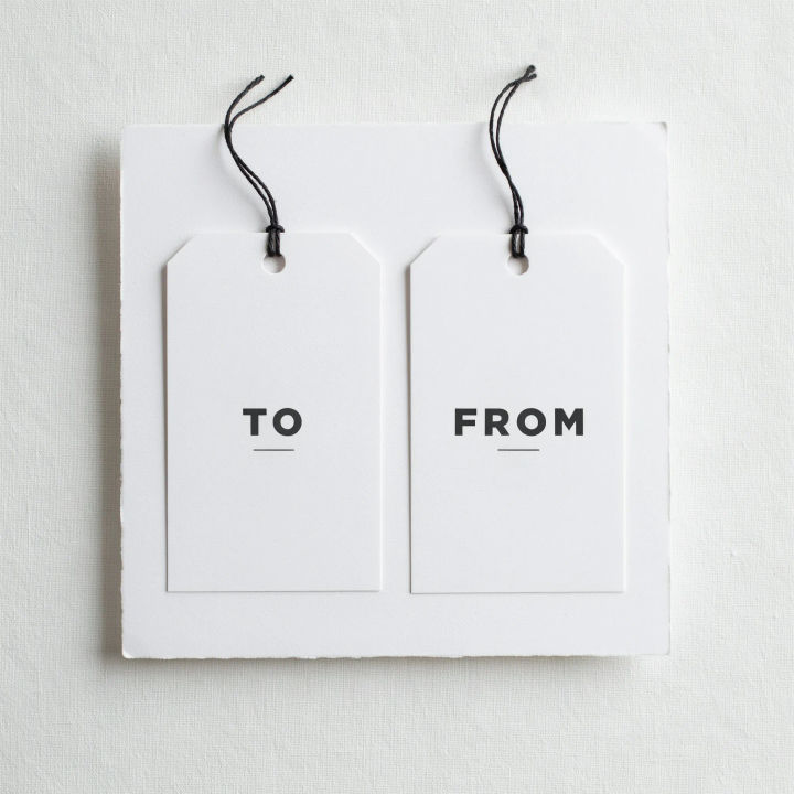 Tags de presente brancas e minimalistas com letras limpas de Para e De