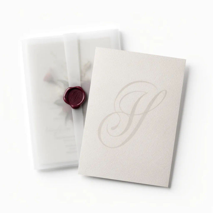 Convite de casamento com papel vegetal e lacre de cera em flat lay com luz natural