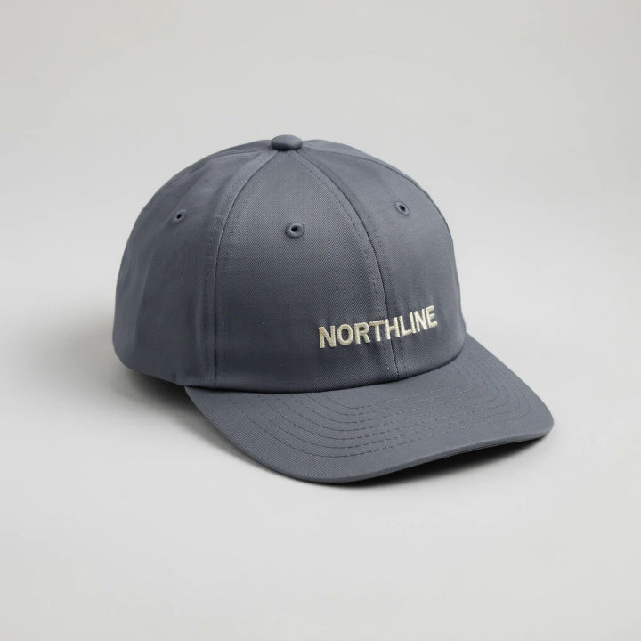 Boné snapback azul-marinho com uma pequena marca bordada