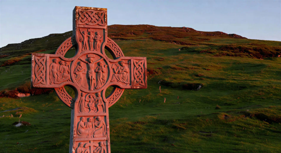 Irisches Hochkreuz bei Sonnenuntergang